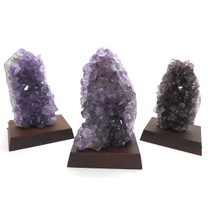 Amethyst Cluster on Wooden Base (1000-1200g) Amethyst Cluster on Wooden Base (1000-1200g)